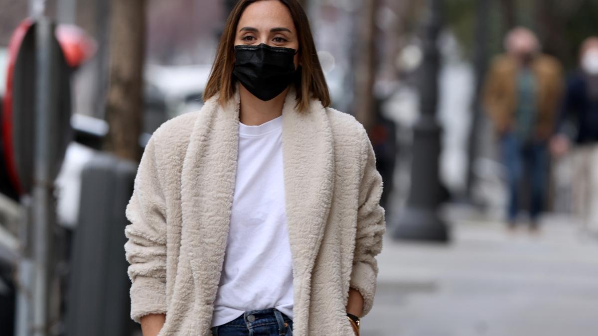 Tamara Falcó con camiseta básica y abrigo crudo