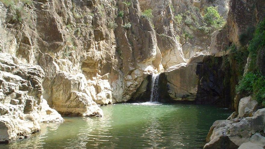 La desconocida piscina natural con cascada a menos de una hora de Zaragoza