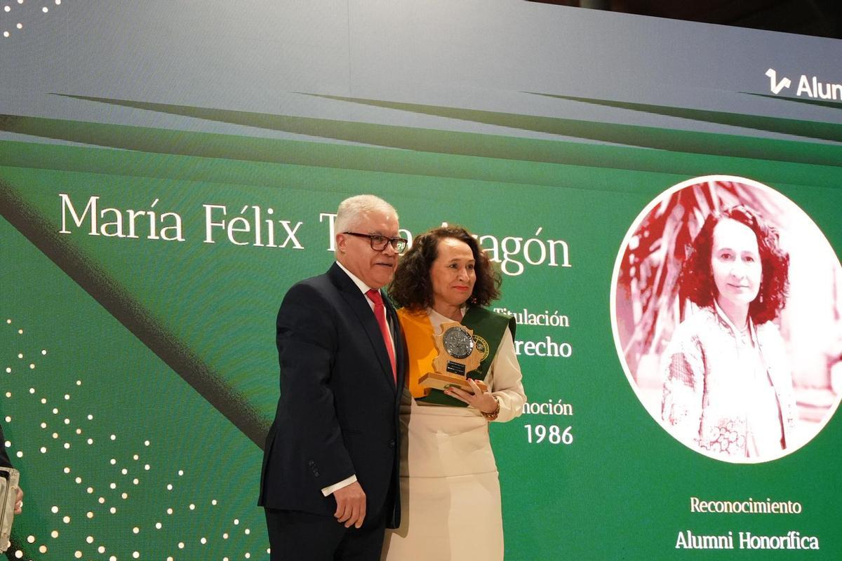 María Félix Tena con su galardón como AlumniUEx.