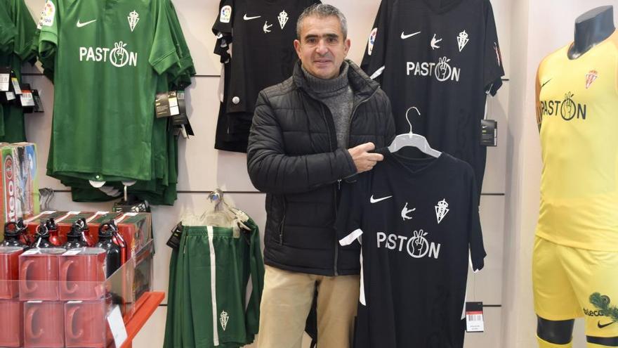 Un aficionado del Sporting, en la tienda del club con una camiseta.