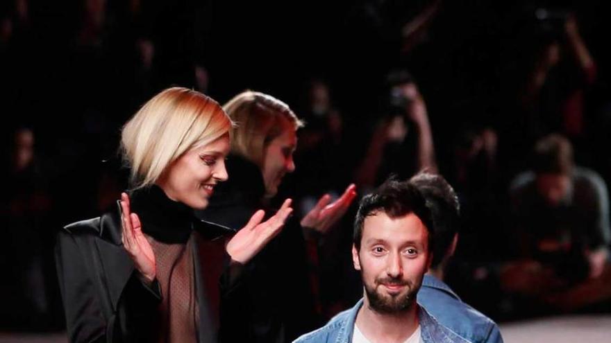 Anthony Vaccarello, con una modelo de la firma. efe