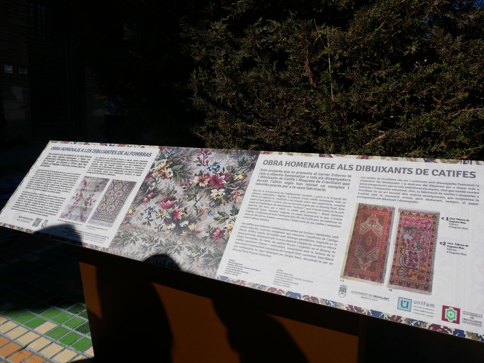 Crevillent homenajea con un gran mosaico en la calle a los dibujantes de alfombras