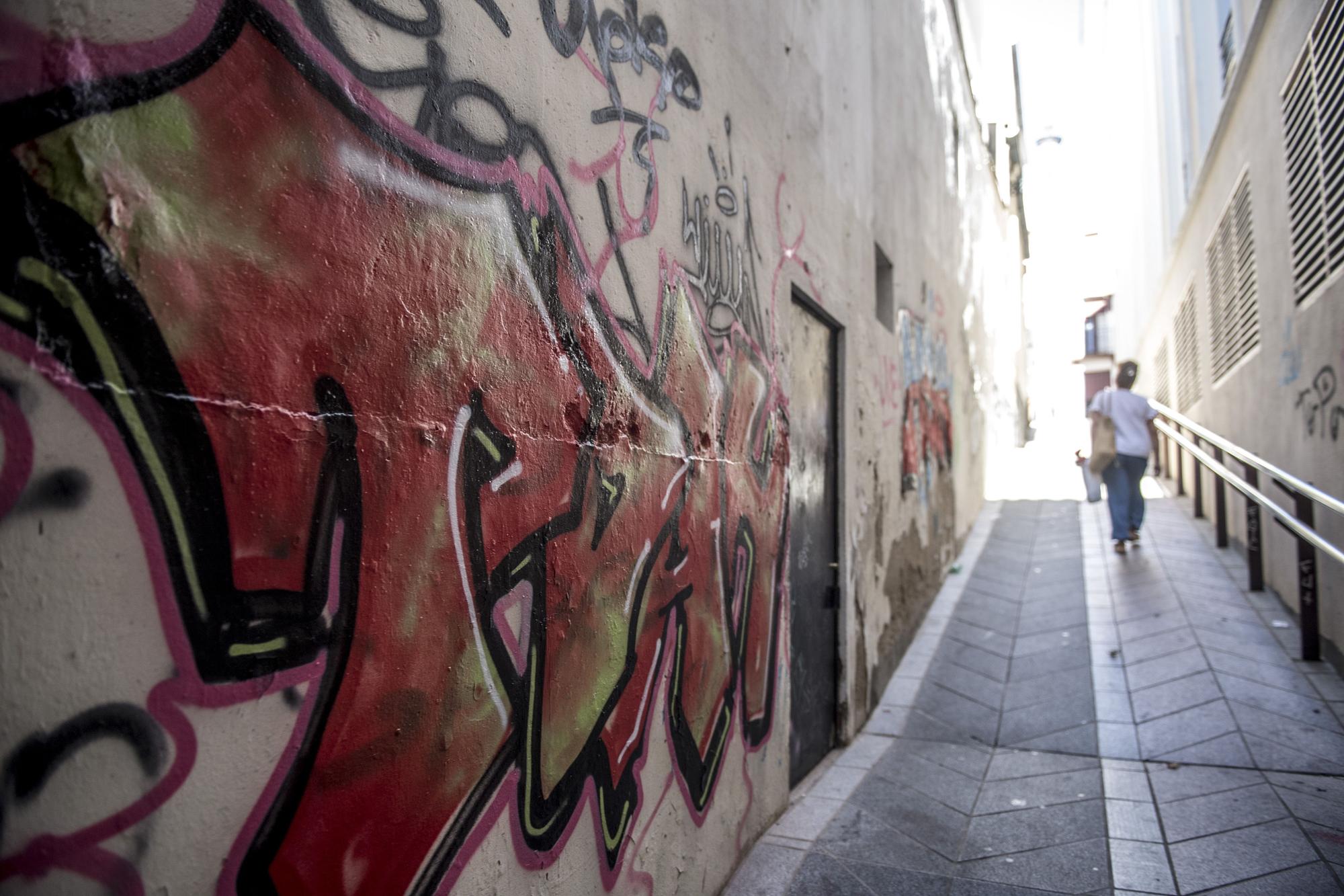 Cáceres: el vandalismo de pintadas en las fachadas que no cesa