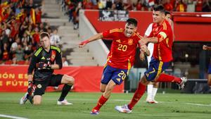 Pedri celebra su segundo gol en el partido amistoso España - Irlanda del Norte