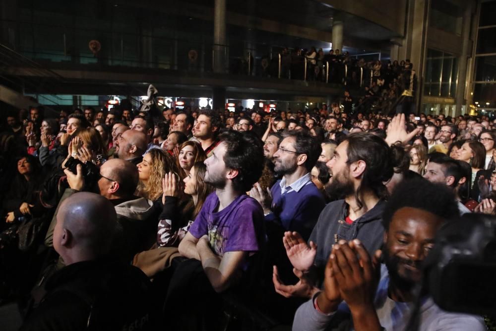 El cantante y pianista británico inunda con su voz (y sus bromas) el Auditorio Mar de Vigo.