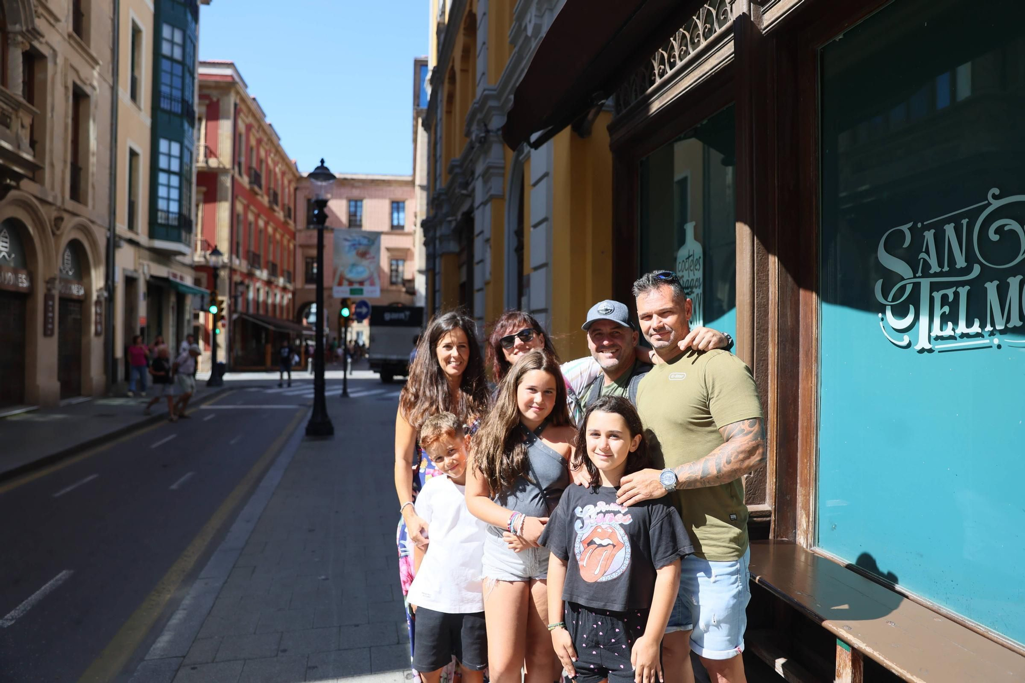 Las compras de los turistas en Gijón para llevarse la ciudad en pequeñas dosis (en imágnes)