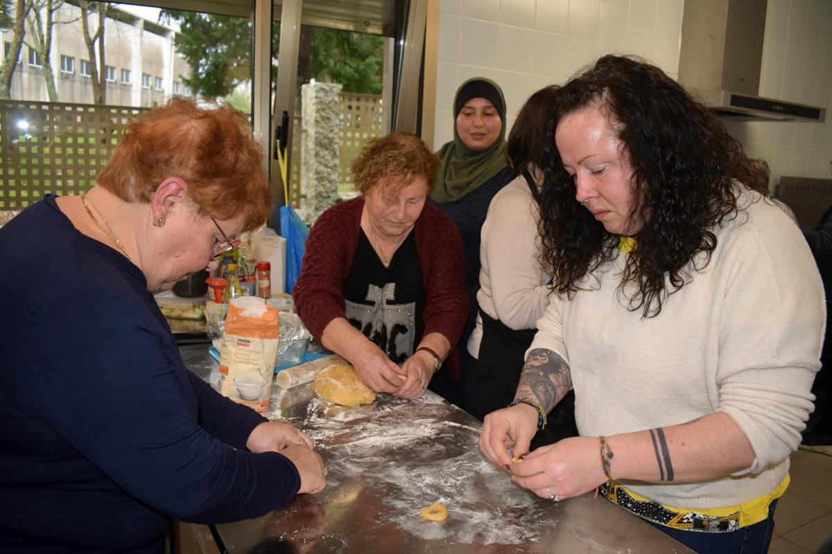Un momento del taller de cocina de postres y dulces típicos de estas fechas.