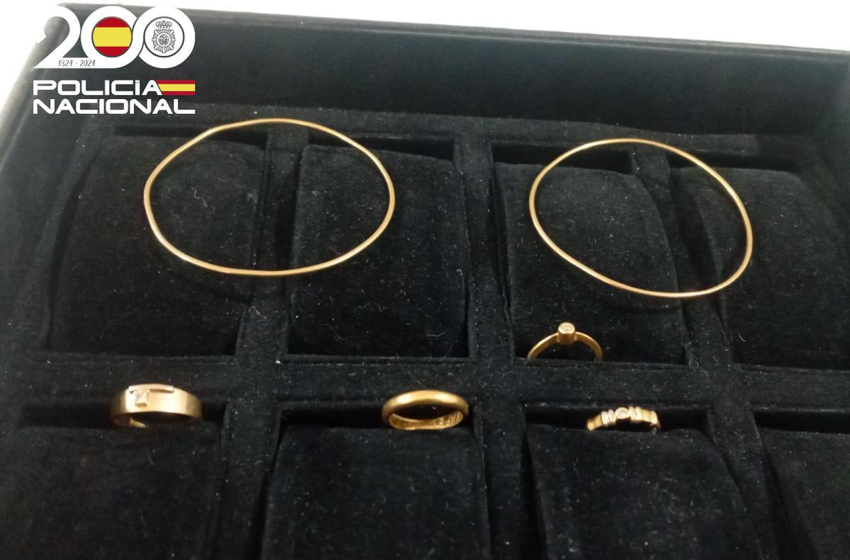 Joyas robadas por el acusado que han sido recuperadas por la Policía.