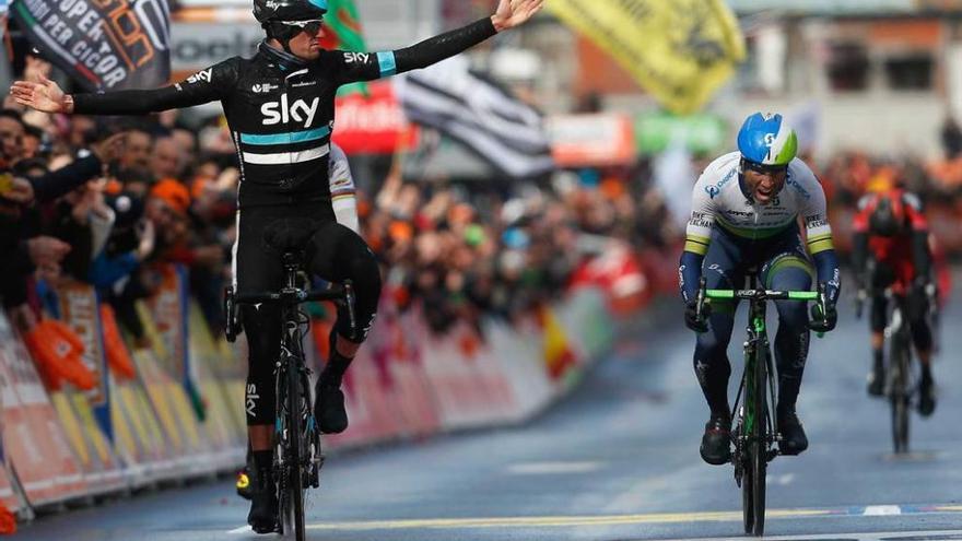 Poels celebra el triunfo con Samuel al fondo a la derecha.