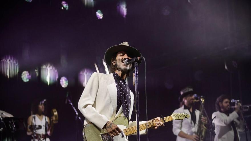 Leiva, corazón de rock’n’rol en Oviedo: el cantante desborda los límites del recinto de La Ería