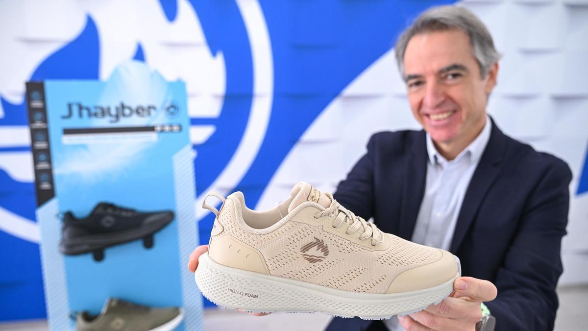 Rafa Bernabeu muestra la nueva apuesta J´hayber en su nueva línea de zapatillas.