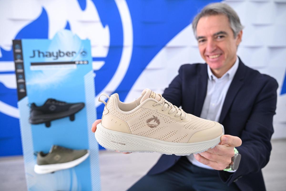 Rafa Bernabeu muestra la nueva apuesta J´Hayber en su nueva línea de zapatillas.