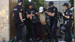 La Policía Nacional desaloja a los estudiantes encadenados en el rectorado de la UIB