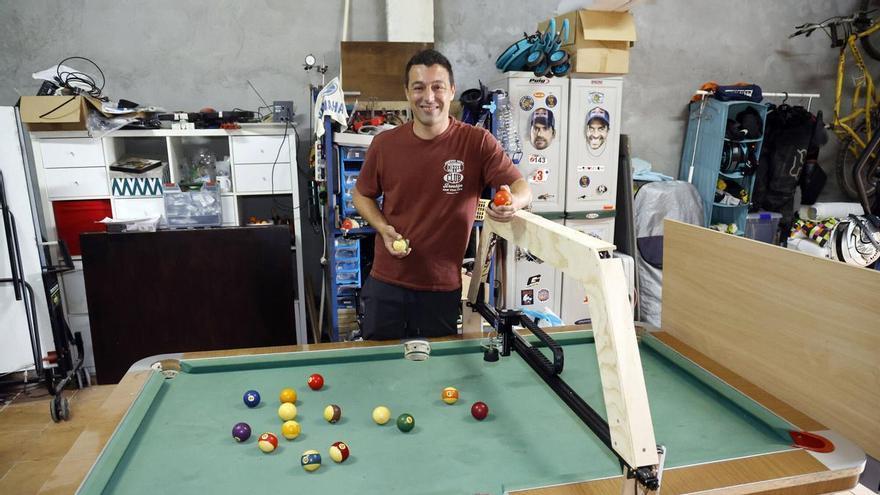 Un sueño y un garaje: el chapeleiro que ha inventado el billar a distancia
