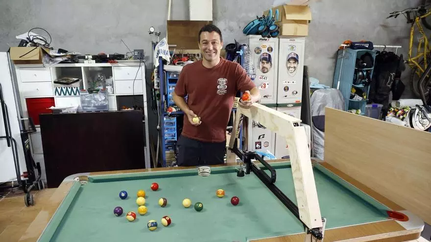 Pablo lanza desde su garaje un innovador (y único) robot para jugar al billar online de forma real