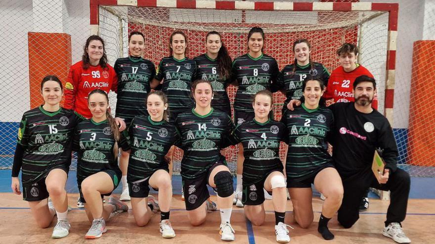 Las jugadoras de balonmano en la pista de las de Coia. |  // FDV