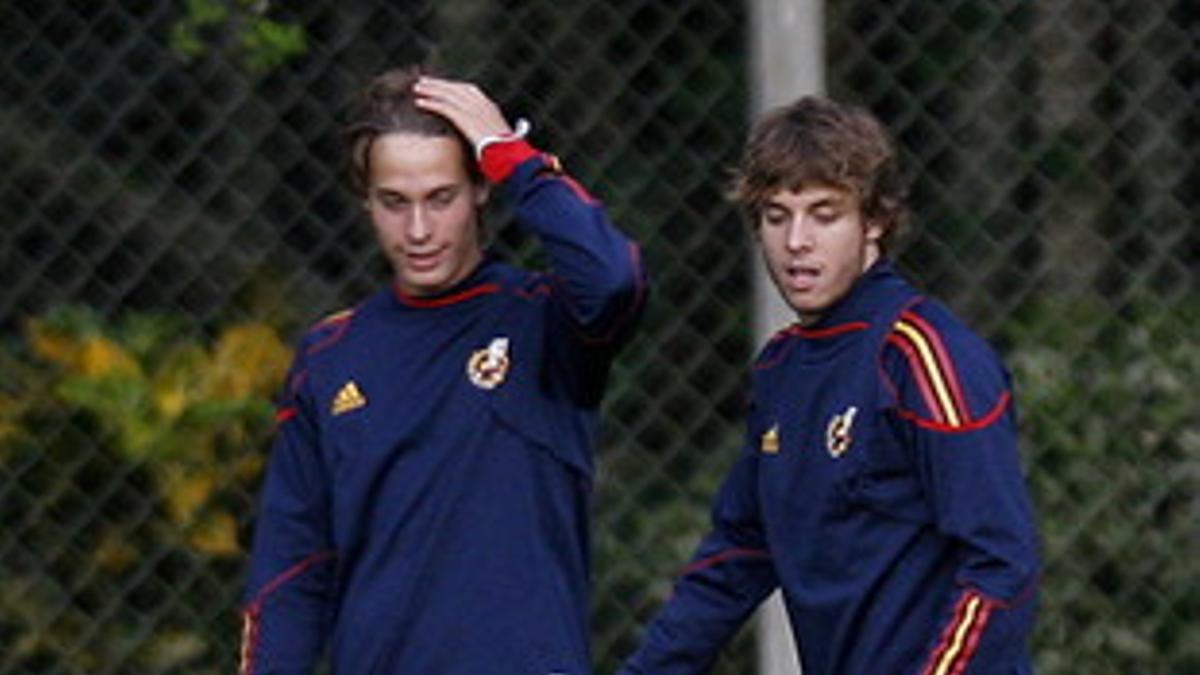 Sergi Roberto, a la derecha, en un entrenamiento con la selección española sub 20.