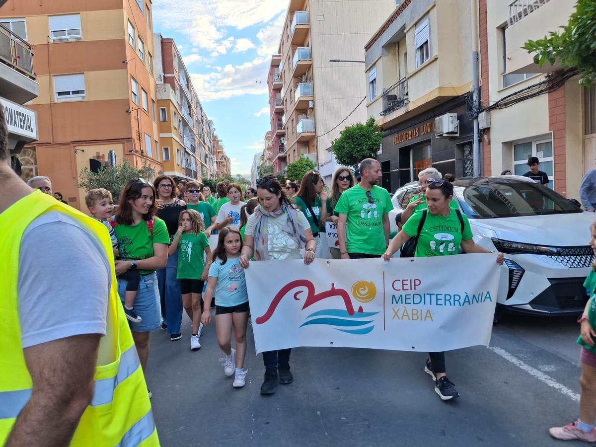 Las imágenes de la multitudinaria e histórica manifestación de los docentes y familias en Dénia