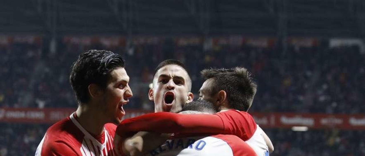 Cristian Salvador, Damián Pérez y Pedro Díaz se abrazan a Álvaro tras su gol al Cádiz el pasado viernes.