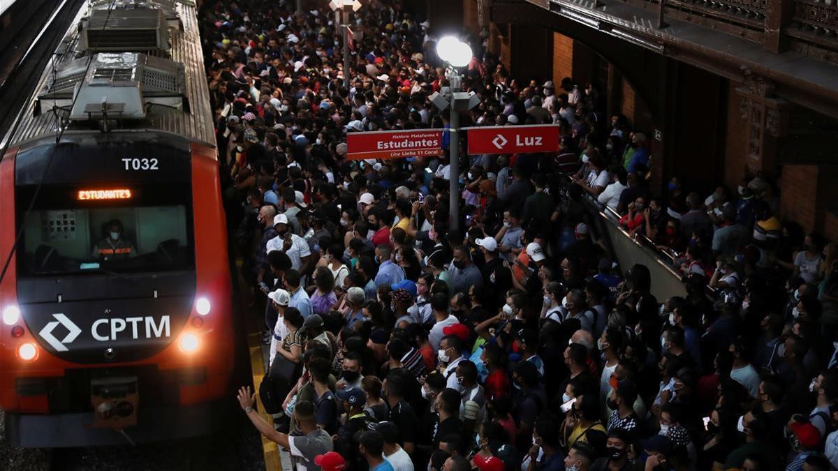 Aglomeraciones en la estación La Luz de Sao Paulo (Brasil) en plena ola de coronavirus.