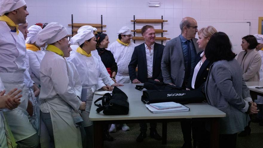 Alumnos de cocina, con Leticia García, con Prada y la directora del centro de FP, Inmaculada Gallego.