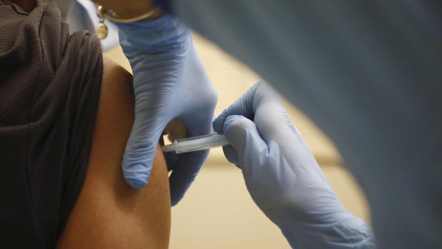 Siete mil vacunas de covid y gripe se han puesto desde el 8 de enero en los centros de salud del General de Elche