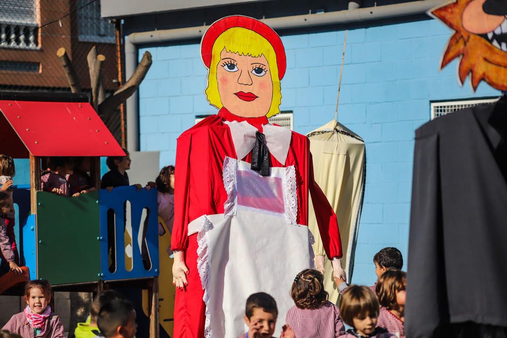 Los profesores recrean la tradición del pasacalles de La Charamita en el patio del Colegio Público Cuba durante las fiestas patronales