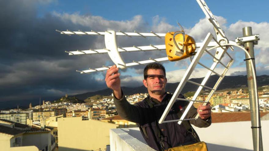 Un instalador de antenas, en la Axarquía.