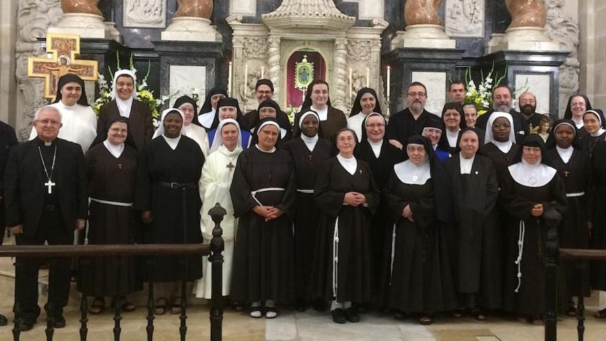 El obispo, con un grupo de monjas de vida contemplativa de la provincia