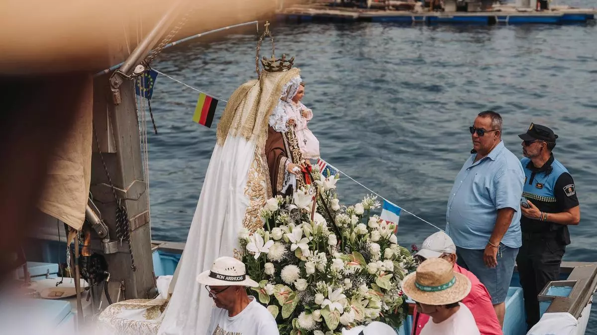 Fervor festivo en la procesión marítima de la Virgen del Carmen de Playa de Mogán
