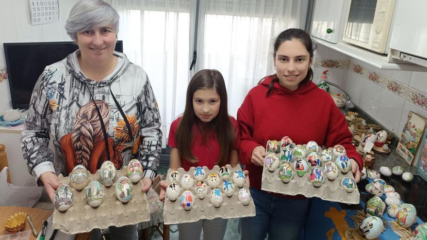 La tradición también es cosa de familia: María del Pilar García enseña a pintar a sus sobrinas Cloe Casquero y Daniela García