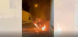 Vídeo | Nuevo acto vandálico en Ricla con la quema de un vehículo