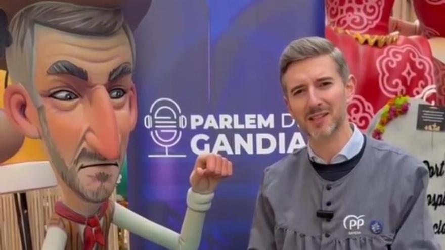 Soler (PP) se "autopresenta" en la escena del "podcast" de la falla Roís de Corella