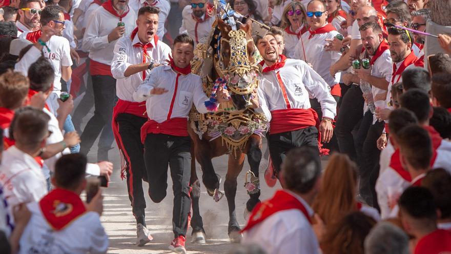 La peña Calimocho gana la carrera de los Caballos del Vino