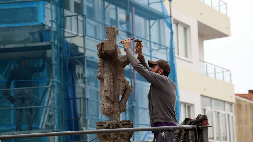 Trabajos de recolocación del cruceiro. | Noé Parga