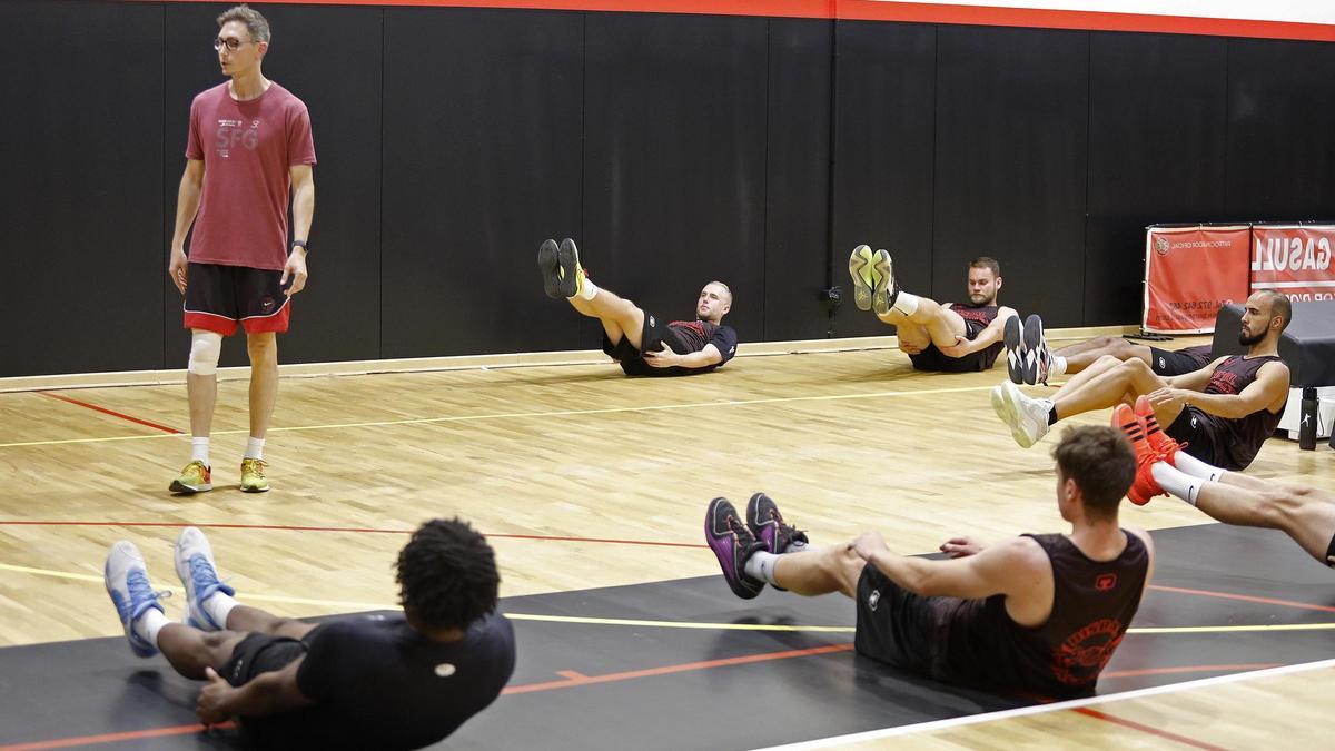 Els jugadors baix-empordanesos, durant la pretemporada al Pavelló Vell.