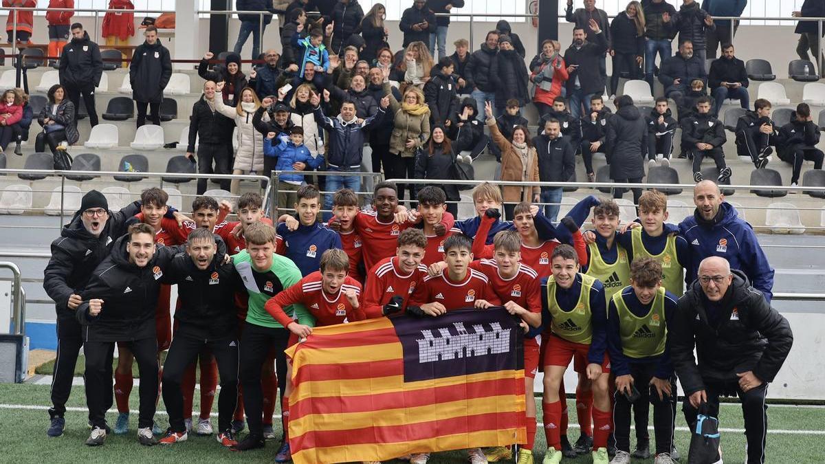 La selección balear infantil posa después de vencer por 3-1 a Extremadura en partido jugado en el País Vasco.