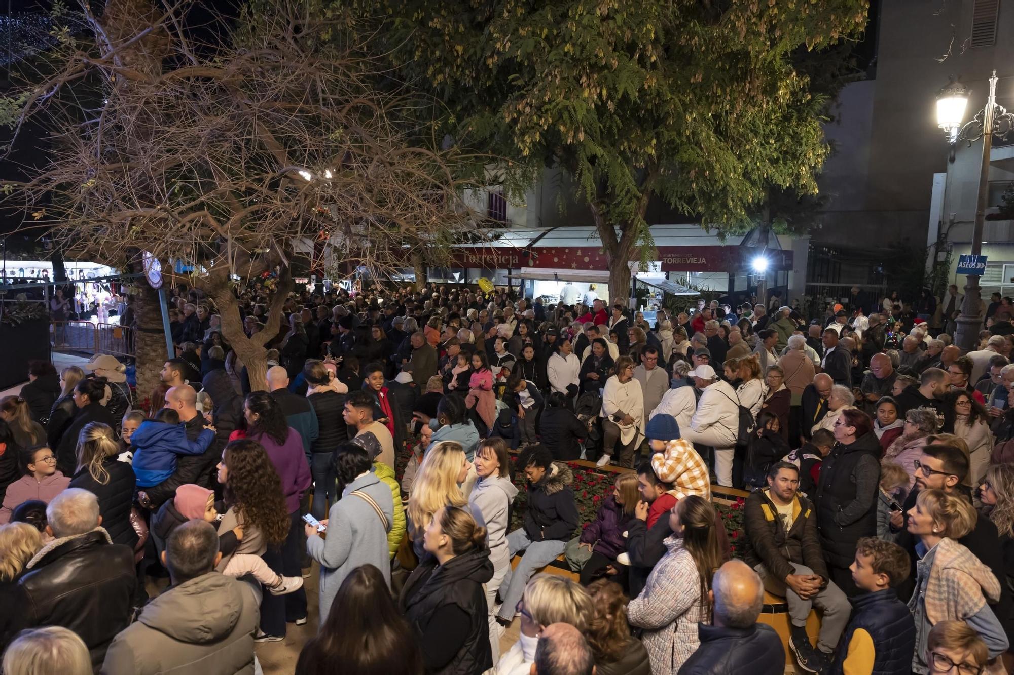 Fiesta multitudinaria de encendido de la iluminación de fiestas patronales y Navidad en Torrevieja