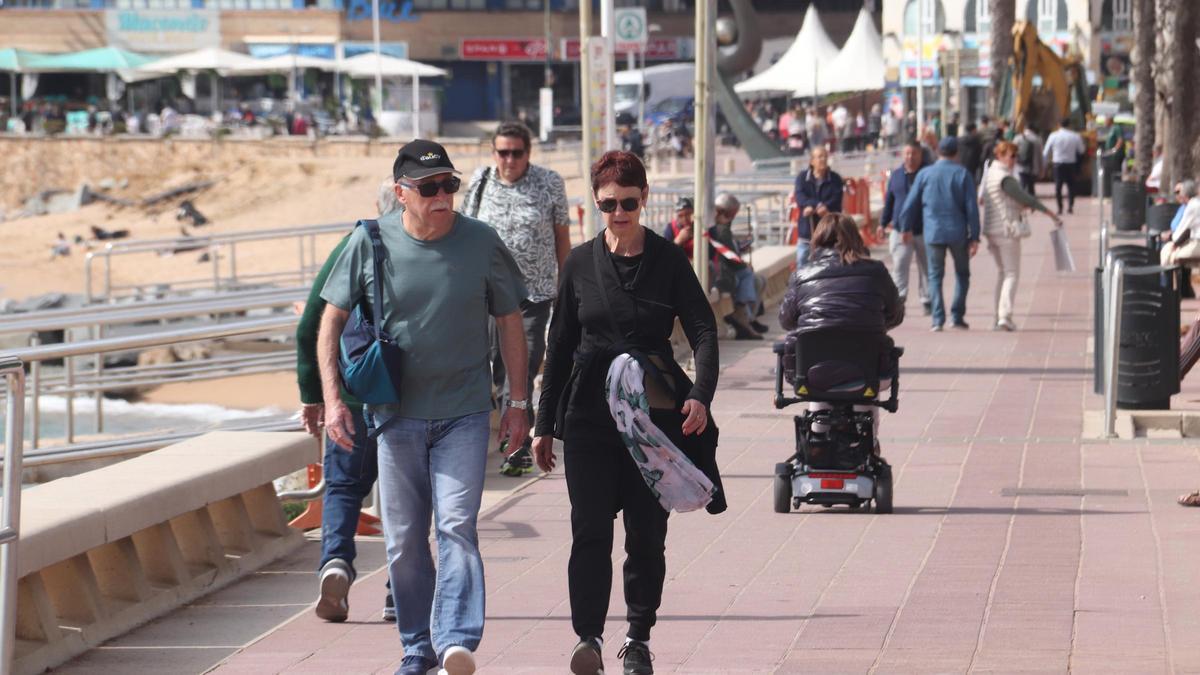 Alguns turistes passegen pel passeig marítim de Lloret de Mar