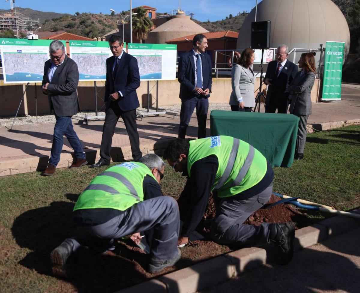 Operarios durante los trabajos en la EDAR del Peñón del Cuervo.