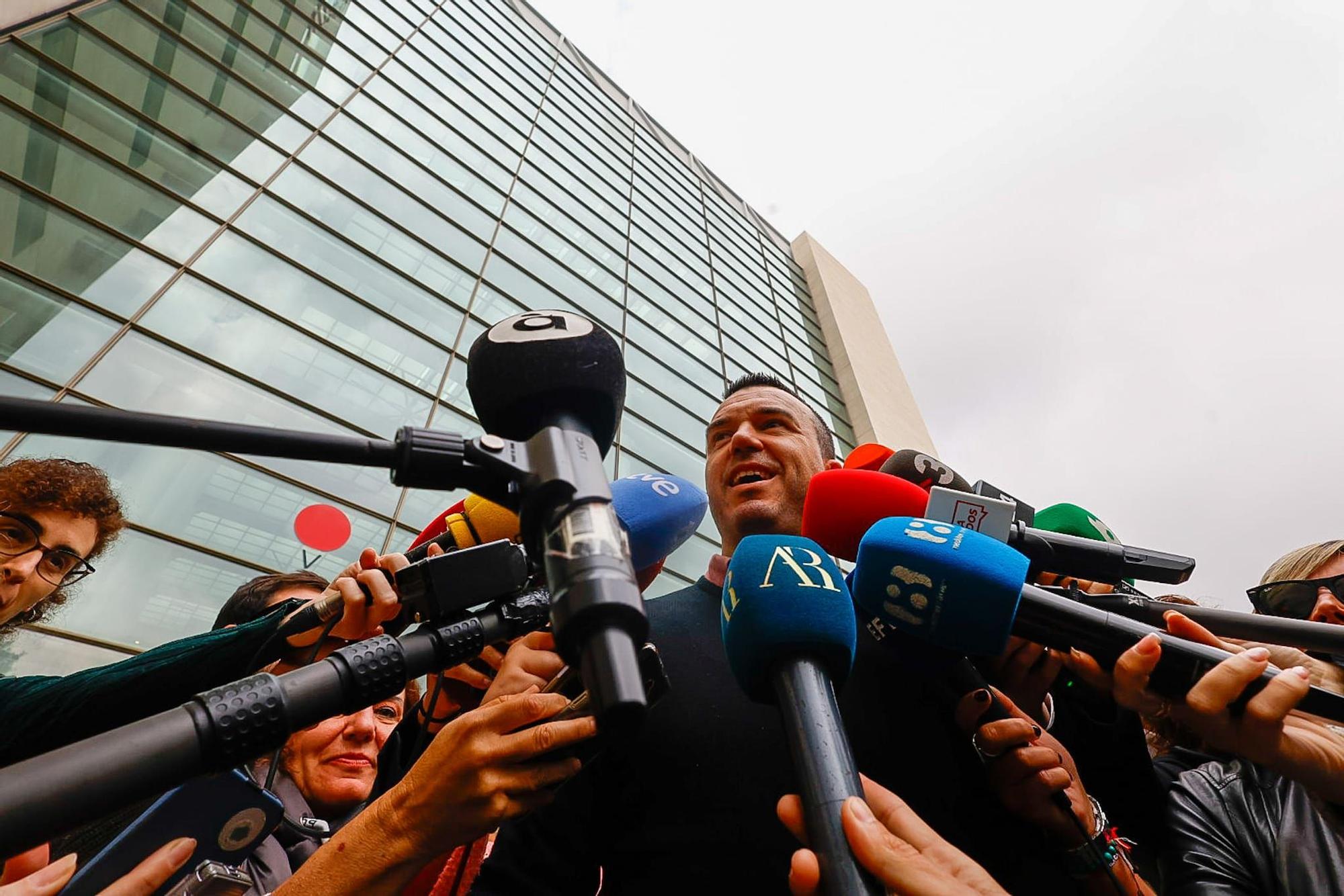 Pilar Bernabé ha entrado tranquila y sin protestas en la Ciudad de la Justicia