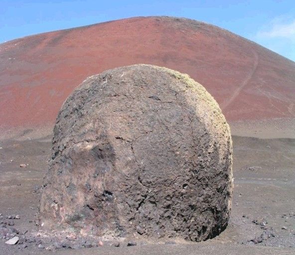 Bomba volcánica delante de Caldera Colorada, en Lanzarote, probablemente, la mayor del mundo, según Geoparque Lanzarote y Archipiélago Chinijo.