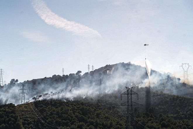 Vecinos de Viladecans miran el incendio en el Parque Forestal del Mas Ratés este lunes