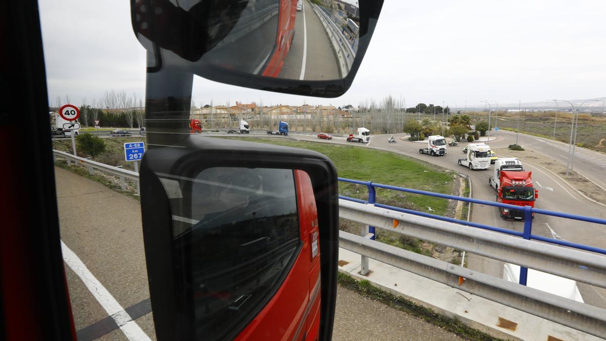 Los camioneros en huelga llegan a una vía de acceso a la fábrica de Stellantis, en Figueruelas.