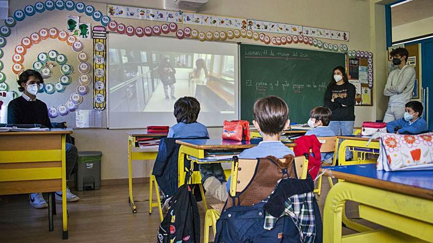 Alumnado de Bachillerato, ayer, en un aula de Primero de Primaria.