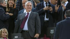 Barcelona 19.03.2023 Deportes El ex directivo del Barça, Alejandro Echevarría, en el palco antes de iniciarse el ’clásico’ de liga en el Camp Nou entre el FC Barcelona y el Real Madrid. Fotografía de Jordi Cotrina