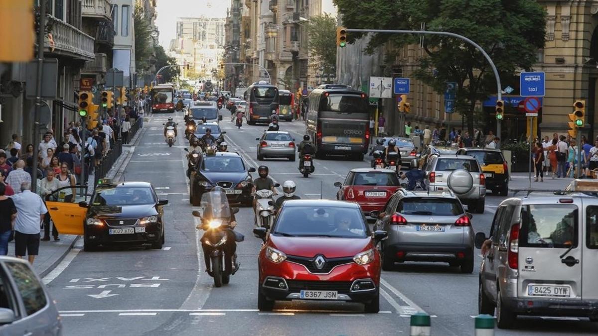 Vehículos en la Via Laietana.