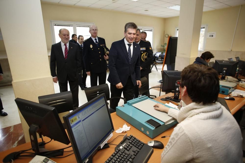 Visita del director general de la Policía, Gabino de Lorenzo y el Jefe Superior de la Policía de Asturias a la comisaría de Policía Nacional de Avilés
