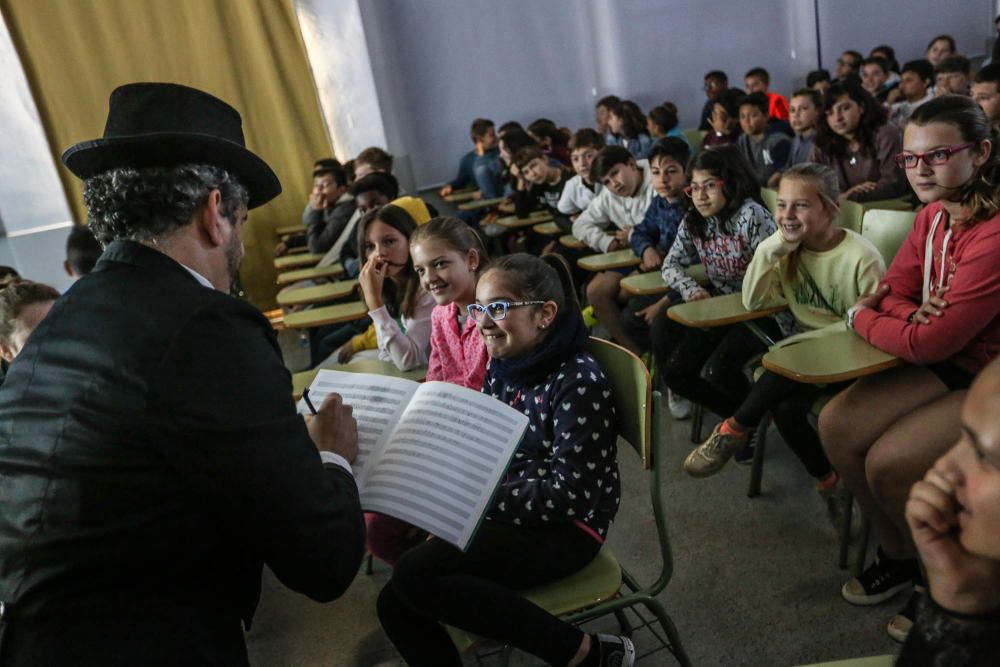 Los estudiantes del Colegio Nuestra Señora del Rosario de Torrevieja conocen la lírica de la mano de Pablo López en un programa que recorre todos los colegios públicos de la ciudad de la mano del Patr