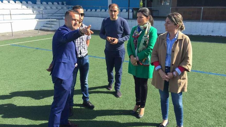 Dirigentes del PP, con directivos del Caldas en el campo de Corticeiras. // FdV